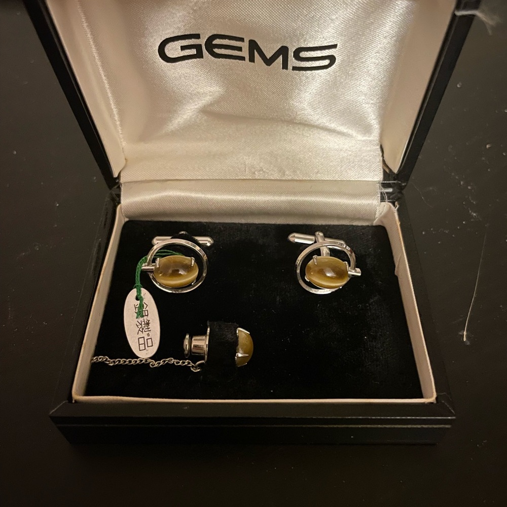 Beautiful Vintage Tiger Eye cuff Links and tie pin.